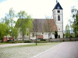 Ansicht von Norden mit Kirche (Gotischer Neubau Jahr 1406 auf Vorgänger) über Kirchhofmauer (Kirchhof im 19 Jh als Begräbnisplatz aufgegeben und Wehrgang abgetragen)