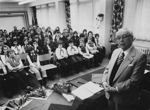 Lothar Bolz : Dr. Lothar Bolz (1903-1986) spricht in einer Ost-Berliner Schule