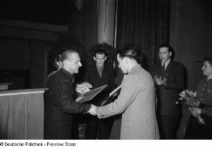 Preisverleihung beim Bezirksausscheid für Volkskunstgruppen 1954