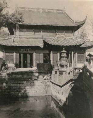 China. Kloster Schang Tjian Dschu (Shang Tian Zhu) bei Hang-Tschou (Hangzhou) südlich der Jangtse-Mündung. Haupthalle "Oberer indischer Tempel", davor Lotosteich mit Brücke