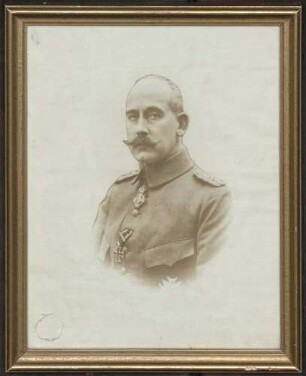 Prinz Max (1867 - 1929) in Uniform mit Auszeichnungen, Brustporträt.