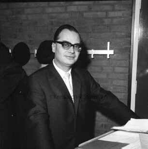 Bürgermeister: Herbert Schlömp: an Rednerpult: dahinter Garderobe