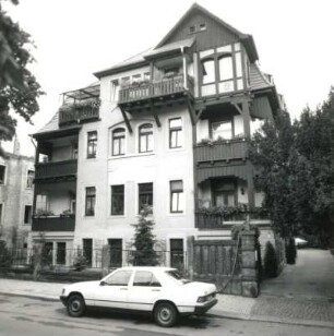Dresden-Trachau, Platanenstraße 8. Villa. A. 20 Jh. Straßenansicht mit Einfriedung