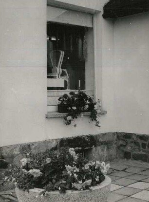 Zinnwald-Georgenfeld. Wohnhaus mit Laden (HO Fleischwaren), Teplitzer Straße 23. Schaufenster mit Blumenschmuck