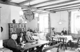 Glottertal: Gasthaus zum Hirschen; Gaststube mit Ofen
