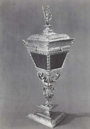 Dreikantiger Pokal aus Nephritplatten