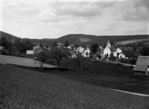 Bad Gottleuba-Berggießhübel-Markersbach. Ortsteilansicht mit Dorfkirche (1650, Turm 1716) von Südwesten