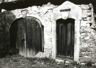 Cossebaude-Niederwartha, Weistropper Straße 4. Dreiseithof. Quergebäude (1827). Pforte und Toreinfahrt