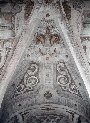 Scheinarchitektur und dekorative Elemente