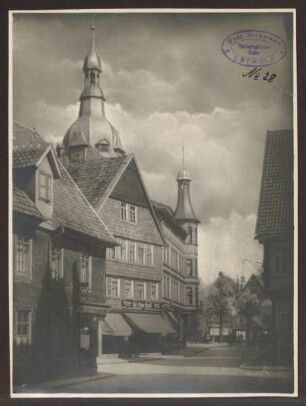 Bruchstraße, die ersten Häuser. Detmold. mit dem Turm der Erlöserkirche am Markt