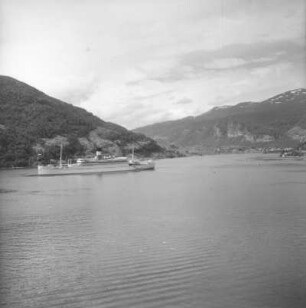 Reisefotos Norwegen. Åndalsnes. Ortsansicht über den Isfjord mit einem Passagierschiff