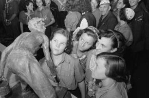 Ausstellung der Sowjetunion im Gebäude des Finanzministeriums der DDR am Werderschen Markt anlässlich der III. Weltfestspiele in Berlin : Ausstellungsbesucher vor einer Plastik