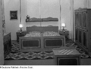 Ausstellungskoje mit Schlafzimmer aus dem VEB Thüringer Möbelkombinat Suhl