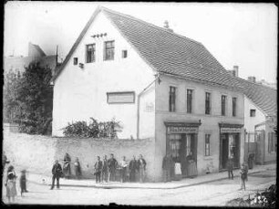 Blick in die Große Brunnenstraße 69 von der Gabelsberger Straße (früher Breite Straße 68) auf die Geschäfte Bettfeder-Laden Böhm und das Geschäft von Auguste Baumüller