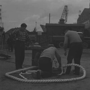 Wismar. Seehafen, Hafenarbeiter an einem Schiffstau