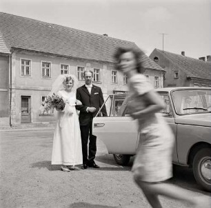 Fotografie eines Brautpaars auf dem Markt
