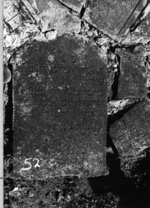 Grabstein 52 (Index: 99796371) Material: Sandstein Zustand: leicht verwittert Maße HxBxT: 0x0x0 cm Beschreibung: Stele, ausgezogener Segmentbogenabschluß: Grabstein 52
