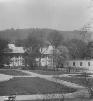 Dresden-Pillnitz. Schloss Pillnitz. Blick über den Schlosshof zum Bergpalais (Teilansicht)