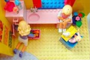 Blick in eine Spielwelt mit Polly Pocket ähnlichen Figuren (Prämiertes Foto Sonderthema: Familienbilder)