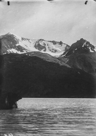 Gletscher : Blick über ein Gewässer auf Felsen mit Gletschern