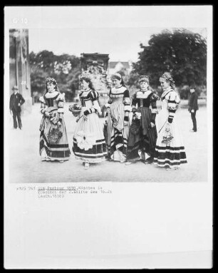 Ulm, Festumzug 1898, junge Mädchen in Trachten der 2. Hälfte des 16. Jh.