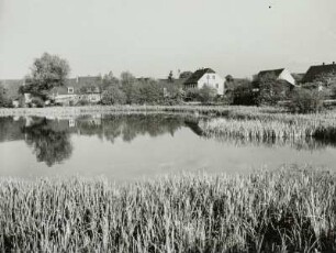 Niedergurig-Doberschütz, Ortsansicht von Westen über einen Fischteich