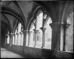 Bronnbach Kloster Klosterkirche (1157-1222) Ansicht Kreuzgang Ostflügel - Fensterarkaden nach Südwesten
