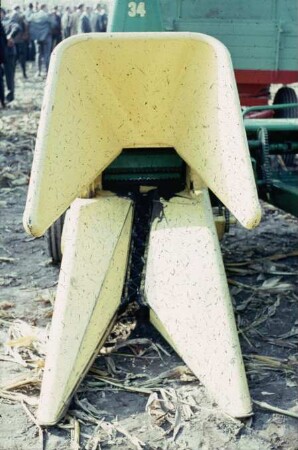 Fotografie: Erntetechnik, Silomais, Maishäcksler angebaut, Trommelfeldhäcksler