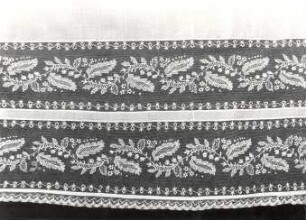 Detail einer Schürze aus Obergurig : Bildende Volkskunst - Flachsfaser. Ausschnitt einer Schürze der Bautzener Tracht.