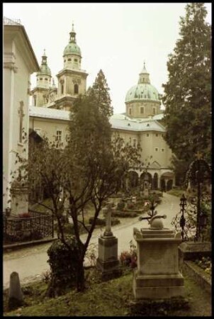 Salzburg: Peter Friedhof, Friedhofsmotive mit Kapelle, Dom