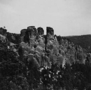 Sächsische Schweiz. Blick von der Bastei auf eine Felsformation