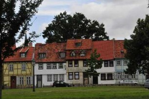 Quedlinburg - Fachwerkhäuser : Kleine Fachwerkhäuser stehen auf der ehemaligen Stadtmauer in der Carl-Ritter-Straße. Aufgenommen am 20. Juli 2012 in Quedlinburg