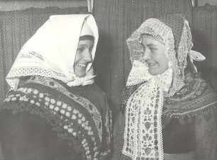 Trachten aus Nochten : Kleidung - Truhentracht. Ort: Wochozy / Nochten. 1. Beicht- und Trauertracht 2. Sommerkirchgangstracht der Mädchen (Rekonstruktion)