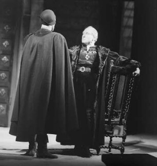Szenenbilder aus dem Drama "Die Verschwörung des Fiesco zu Genua" von Friedrich Schiller im Theater am Schiffbauerdamm Berlin : Szene mit Hans Rüdiger Renn als Fiesco (links) und Lothar Firmans als Verrina (rechts)