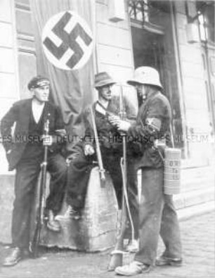 Mitglieder des Sudetendeutschen Freikorps mit Helmen und Waffen