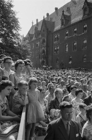 Meißen-Altstadt. Jubiläum "250 Jahre Meißner Porzellan". Festumzug, Blick in die Zuschauermenge