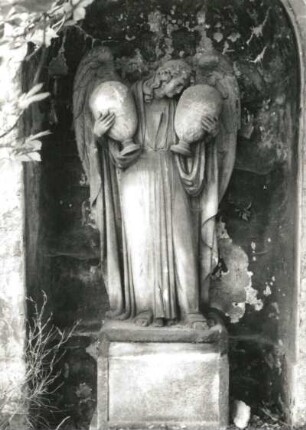 Grabmal der Familie Ritter von Hella : Grabmal der Familie Ritter von Hella. Sandstein. Prag-Královské Vinohrady, Olšaner Friedhof