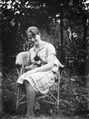 Mittelsachsen, Frau im Korbstuhl sitzend : Mittelsachsen. Frau im Korbstuhl sitzend mit einer Katze im Schoß