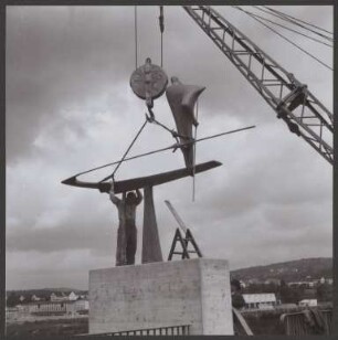 Aufstellung der Skulptur "Großer Fährmann" von Bernhard Heiliger an der Dieter-Roser-Brücke über dem Neckar in Esslingen