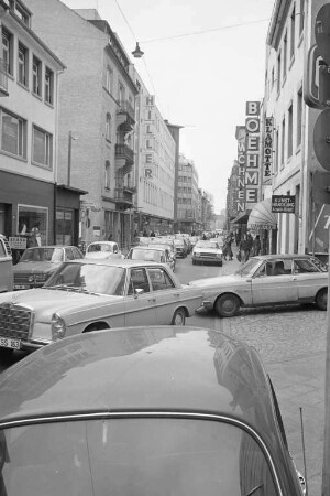 Autoverkehr in der Innenstadt am verkaufsoffenen Samstag