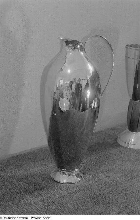 Metallene Kanne und Becher auf der Leipziger Herbstmesse 1954