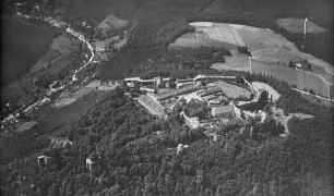 Sächsische Schweiz. Bielatal mit Königstein-Hütten und Festung Königstein. Luftbild-Schrägaufnahme von Nordosten