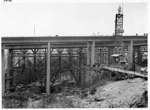 Franzosenschluchtbrücke (L1213), km 162,447 Fahrbahn Stuttgart - Ulm fertig, Fahrbahn Ulm - Stuttgart im Bau, Lehrgerüst
