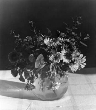 Blumen in Vasen. Sommerblumenstraß in gläserner Kugelvase