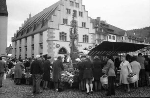 Freiburg: Fischbrunnen mit Kornhaus mit Markt