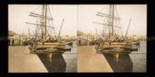 Hafen in Cadiz mit dem Segelschiff Asumpta und Arbeitern