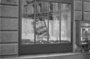 Dresden-Johannstadt, Striesener Straße 49. Schaufenster des HO-Lebensmittelgeschäftes, darin ein Schild "Umtausch - Textilien für Gemüse"