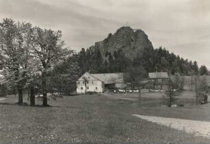 Tollenstein (heute Jiřetín pod Jedlovou-Rozhled). Ortsteilansicht mit Berg und Ruine von Süden