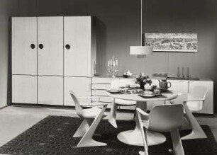 Sessel : Wohnzimmermöbel (1973). Ansicht mit Anbauwand und Eßplatz