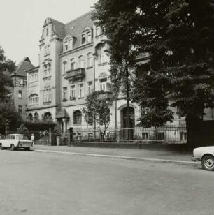 Dresden-Südvorstadt, George-Bähr-Straße 18 und 20 / Helmholtzstraße 4. Kopfbau Wohnhauszeile (1900; E. Sommerschuh). Eckansicht